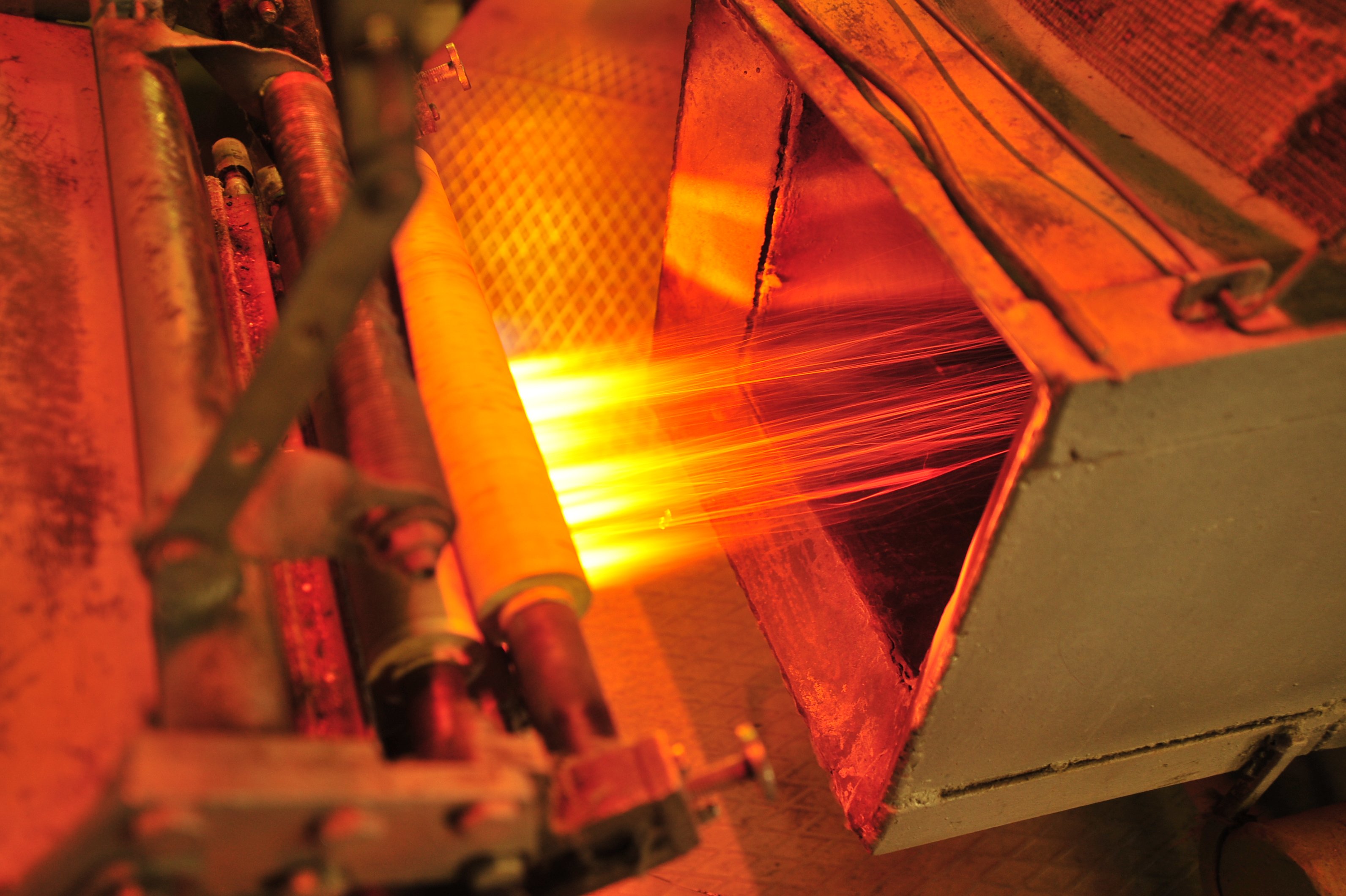 Базальтовый расплав. Расплавленное железо. Базальт магматическая порода. Вулканический базальт. Печь для плавки базальта.